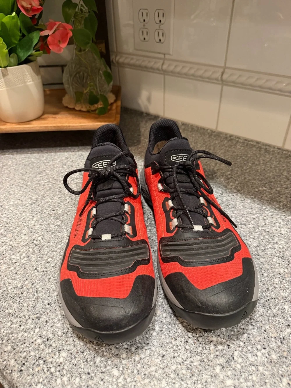 Keen Men's Red and Black Low-Top Sneakers Water Resistant Sz 13